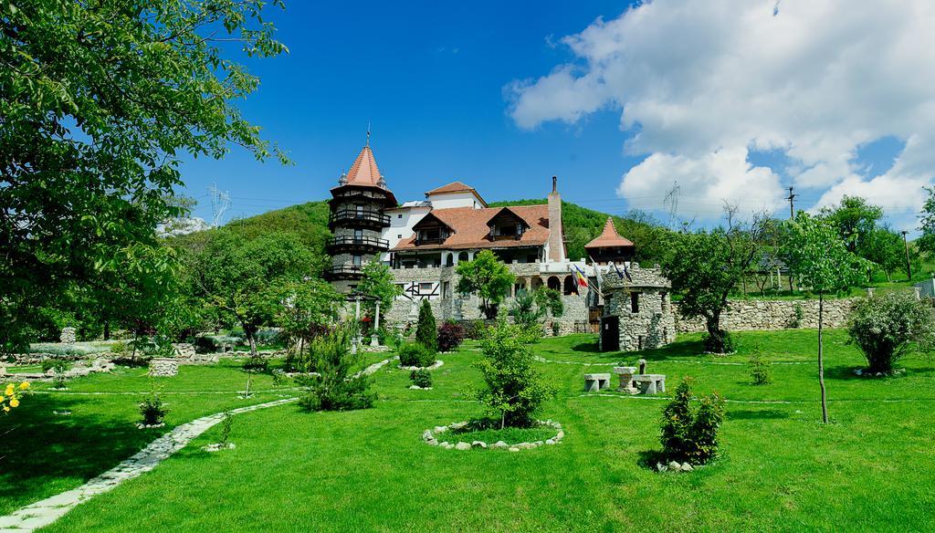 Castelul Lupilor Hotel Chimindia Exterior photo